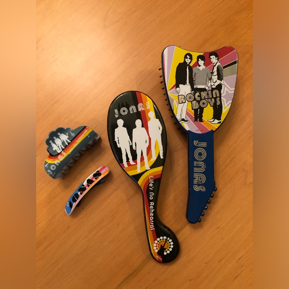 Jonas Brothers Hair Brush (2) & Clip Set - Multicolor - Rockin boys, collectible